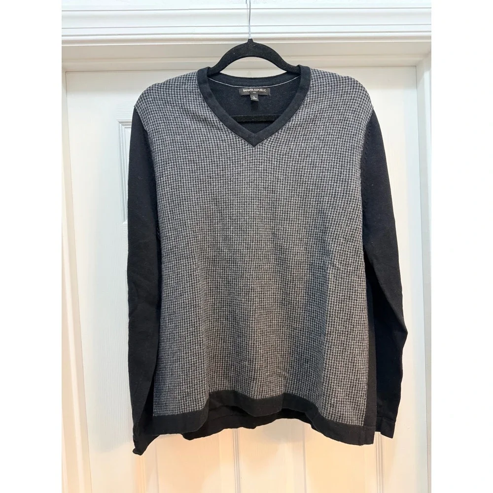 Banana Republic Mens V-Neck Sweater Houndstooth Black Gray Silk Wool Blend L